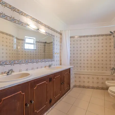 Villa Charming 4-bed In Albufeira, 800m To Beach