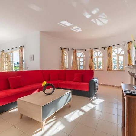 Charming 4-bed In Albufeira, 800m To Beach Villa Albufeira