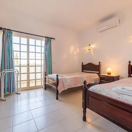 Charming 4-bed In Albufeira, 800m To Beach *