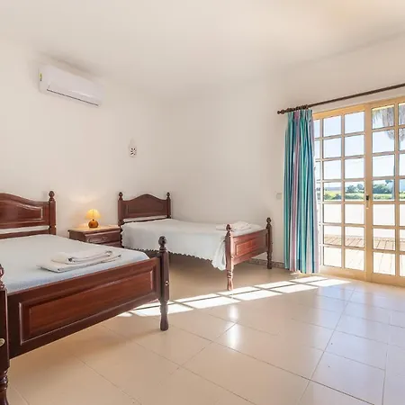 Charming 4-bed In Albufeira, 800m To Beach