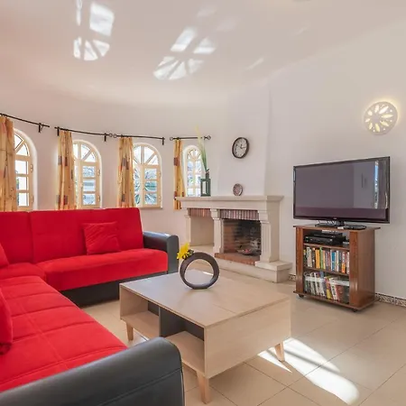 Charming 4-bed In Albufeira, 800m To Beach Villa *
