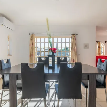 Charming 4-bed In Albufeira, 800m To Beach Villa Albufeira