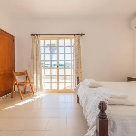 Charming 4-bed In Albufeira, 800m To Beach Villa